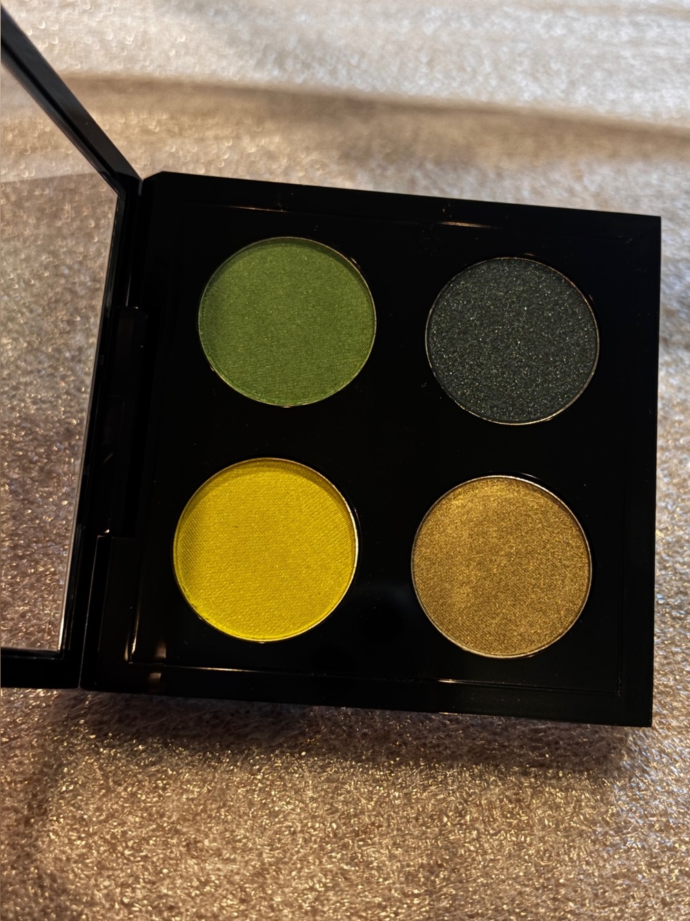 MAC Eyeshadow Quad – “That trillion dolllar look” NWOB